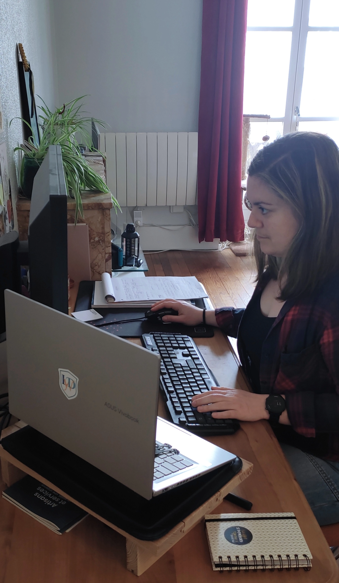 Photo de Lady Dev Web travaillant sur un projet web WordPress